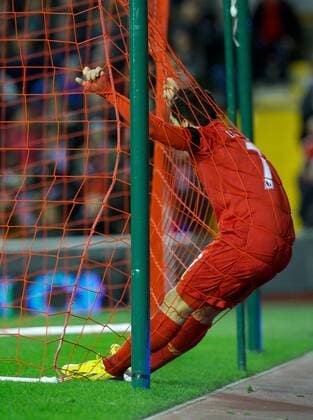 PROPAGANDA20121201 Football - soccer: Barclays Premier League, Liverpool FC - Southampton FC, Liverpool s Luis Alberto Suarez Diaz ends up in the back of the net against Southampton during the Premiership match at Anfield. (Hinweis: Verwendung nur in Deutschland, Österreich oder Schweiz - only Germany, Austria and Switzerland) xHOCHxZWEIx xPropagandax