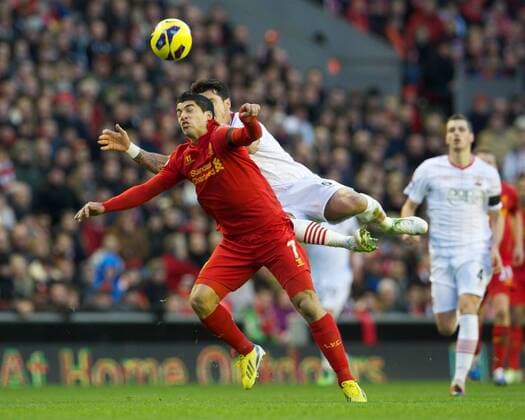 PROPAGANDA20121201 Football - soccer: Barclays Premier League, Liverpool FC - Southampton FC, Liverpool s Luis Alberto Suarez Diaz in action against Southampton during the Premiership match at Anfield. (Hinweis: Verwendung nur in Deutschland, Österreich oder Schweiz - only Germany, Austria and Switzerland) xHOCHxZWEIx xPropagandax