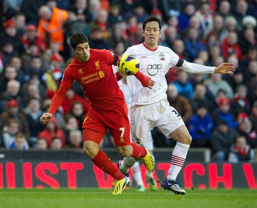 PROPAGANDA20121201 Football - soccer: Barclays Premier League, Liverpool FC - Southampton FC, Liverpool s Luis Alberto Suarez Diaz in action against Southampton s Maya Yoshida during the Premiership match at Anfield. (Hinweis: Verwendung nur in Deutschland, Österreich oder Schweiz - only Germany, Austria and Switzerland) xHOCHxZWEIx xPropagandax