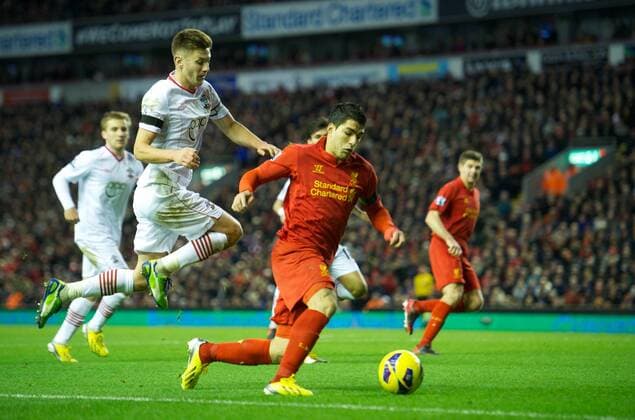 PROPAGANDA20121201 Football - soccer: Barclays Premier League, Liverpool FC - Southampton FC, Liverpool s Luis Alberto Suarez Diaz in action against Southampton during the Premiership match at Anfield. (Hinweis: Verwendung nur in Deutschland, Österreich oder Schweiz - only Germany, Austria and Switzerland) xHOCHxZWEIx xPropagandax
