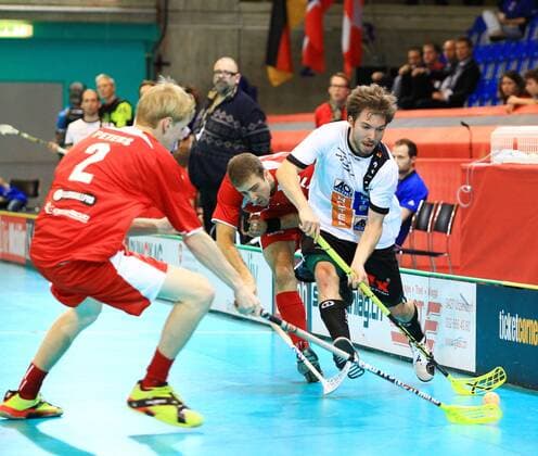 04.12.2012 Unihockey ,Floorball, Herren Weltmeisterschaft Zürich Deutschland - Kanada , Bild zeigt Joel Gysin (GER) re.gegen Zachary Peters (Canada) Aktion Zweikampf 