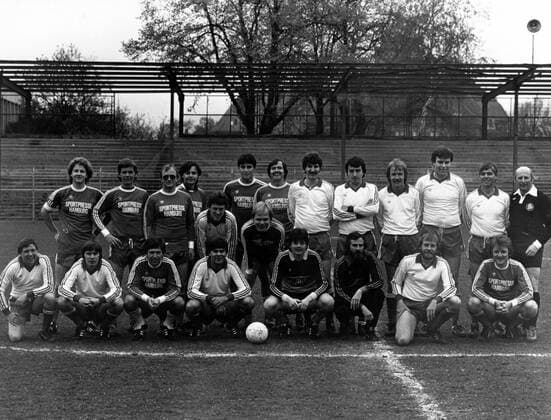 Vor dem Spiel der Hamburger Sportpresse, hi.v.li.: Hauschild, Peters (beide Bild), Feickert (Springer Bildschirmtext), Gernert (Bild), Kaiser (kicker sportmagazin), Wagner (Bild), Müller (dpa), Clüver (Tennis Magazin), Meßenzehl (kicker sportmagazin), Wolfgang Niersbach (sid), Meyer, Rainer Holzschuh (beide kicker sportmagazin), Schlütter (Bild Stuttgart), Ex Bundesliga Schiedsrichter Niemann (Hamburg), vorn: Ley (Express Düsseldorf), Linnhoff (dpa Düsseldorf), Koppke (NDR), HöfI (adidas), Peter, Gramsch (Neue Hannoversche Presse), Gribs (sid), Walter - DEUTSCHSPRACHIGE SPORTZEITSCHRIFTEN UND -ZEITUNGEN NUR NACH RÜCKSPRACHE