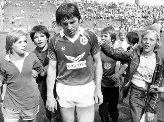 Klaus Fischer (FC Schalke 04) wird nach dem feststehenden Abstieg von jungen Fans getröstet