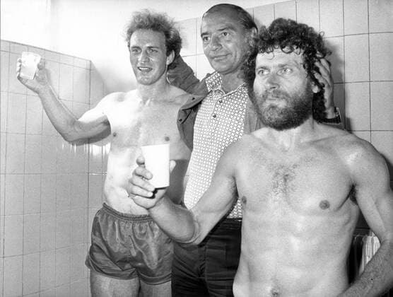 Fußball, FC Bayern München, Deutscher Meister 1981 FC Bayern München, Deutscher Meister 1980 1981, v.li.: Karl Heinz Rummenigge, Trainer Pal Csernai und Paul Breitner
