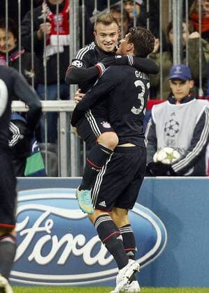 Mario Gomez ( Bayern 33 ) jubelt nach dem Tor zum 1-0 mit Xherdan SHAQIRI, FCB 11 FC BAYERN MÜNCHEN - BATE BORISOV BORISSOW Fussball UEFA Champions League, Gruppenphase, Muenchen, 05.12.2012 CL Saison 2012 2013, FCB, Muenchen, Bor