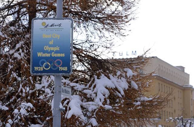 Kandidatur Olympische Winterspiele 2022 in St. Moritz und Davos 05.12.2012 Ein Schild in St. Moritz - Dorf; Host City of Olympic Winter Games von 1928 und 1948 am Hotel Kulm 