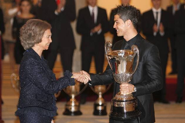 Spanish Royals attend National Sports Awards Queen Sofia of Spain presents Real Madrid s Portuguese player Cristiano Ronaldo with the Ibero-American Community Trophy during the National Sports Awards ceremony at El Pardo Palace on December 5, 2012 in Madrid, Spain Foto:xDyDxFotografosx xFuturexImage