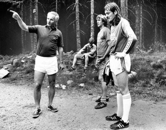 Trainer Horst Franz mit den Spielern Kees Bregman und Ewald Lienen (alle Arminia Bielefeld)