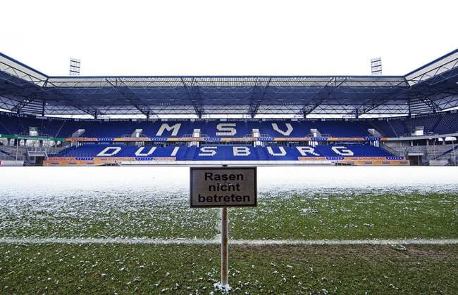 07.12.2012, Duisburg, Schneefall in Duisburg NRW am Freitag, 07.12.2012. Schauinsland Reisen Arena Stadion Wedaustadion SLR Arena in Duisburg mit schneebedecktem Spielfeld.
