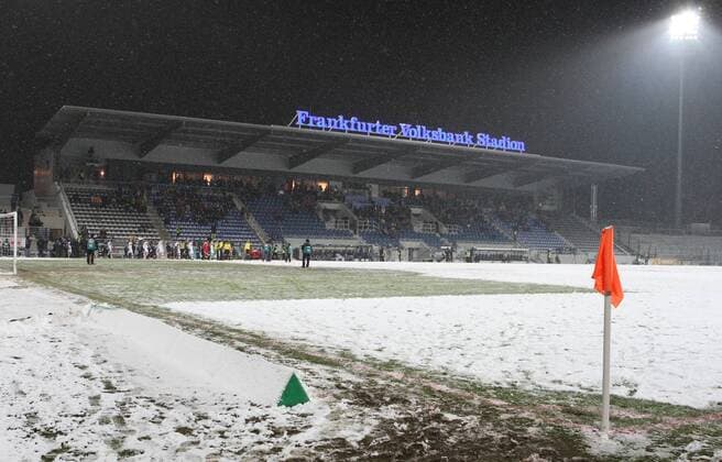 Fußball, Stadiongeschichte FSV Frankfurt Fussball 2.Bundesliga: FSV Frankfurt , Meisterschaftsspiel 18.Spieltag am 07.12.2012 im Frankfurter Volksbank Stadion Frankfurt, die Mannschaften kommen aufs Spielfeld