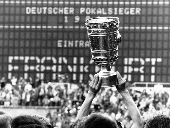 DFB Pokalsieger Eintracht Frankfurt: Pokal wir in die Höhe gestemmt