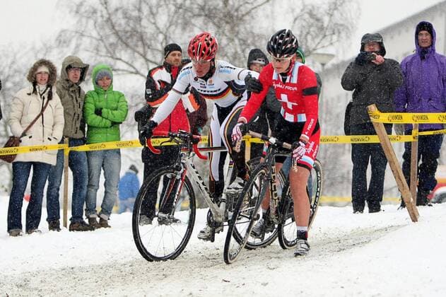 Siegerin Hanka Kupfernagel (GER) im Kampf um die Spitze mit Jasmin Achermann, 38. Frankfurter Rad-Cross, Frankfurt am Main, Bornheimer Hang, 09.12.2012