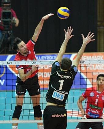 Champions League, group B, voleyball, Jihostroj Ceske Budejovice - Berlin Recycling Volleys, December 12, 2012, Ceske Budejovice, Czech Republic. Scott Touzinsky (center) of Berlin and Jakub Novotny (left) of Nymburk. (CTKxPhoto DavidxVeis) CTKPhotoP201212120990701  VEI 6K