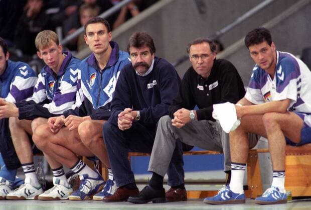 Bundestrainer Arno Ehret (2.v.re..) und Co Trainer Heiner Brand (beide Deutschland, Mitte)