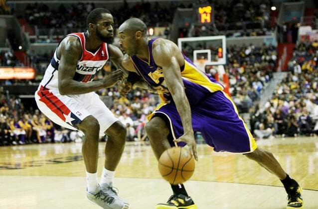 Kobe Bryant (R) of Los Angeles Lakers drives the ball during the NBA Basketball Herren USA game against Washington Wizards in Washington, the United States, Dec, 14, 2012. Lakers won 102-96. (Xinhua Fang Zhe)(lm) US-WASHINGTON-NBA-WIZARD VS LAKERS 