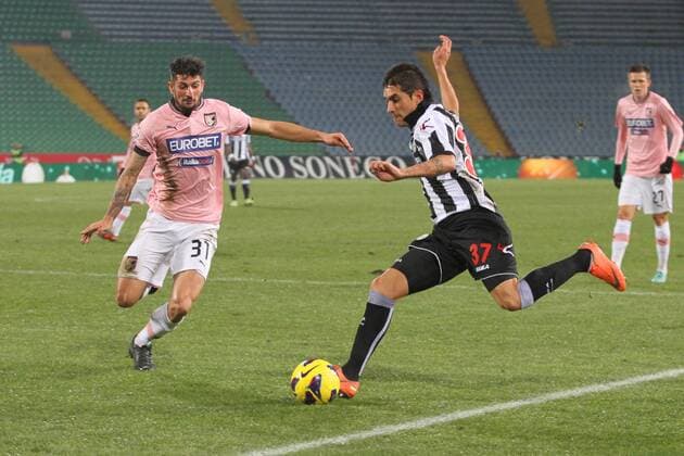 IPP20121215 Football - soccer: Serie A, Udinese Calcio - US Palermo, Roberto Pereyra dell Udinese contrastato da Eros Pisano (Hinweis: Verwendung nur in Deutschland - only Germany) xHOCHxZWEIx xItalyxPhotoxPressx 
