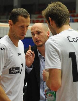 Trainer Sven Dörendahl (Dresden) zwischen Rene Andörfer (7) und Philipp Collin, VC Dresden gegen VfB Friedrichshafen, Volleyball, 1. Bundesliga Männer, 1. Liga, Margon-Arena Dresden Bodenbacher Straße, VCD, Volleyballclub Dresden, Margon Arena, Saison 2012 2013,