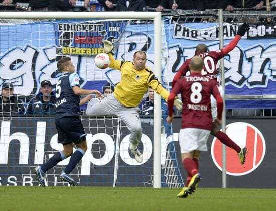 16.12.2012, Fussball 2.Bundesliga 2012 2013, 19.Spieltag, TSV 1860 München - Dynamo Dresden, Torwart Gabor Kiraly (mitte, 1860) in Aktion gegen Mickael Pote (re, Dresden).