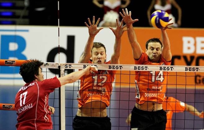 Alexander Shafranovich, Paul Carroll, Tomas Kmet Aktion Spielszene Zweikampf Volleyball Bundesliga Herren Saison 2012 13 16.12.2012 BR Volleys Berlin vs. Generali Haching