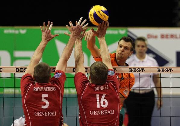 Matias Raymaekers, Carvalho Thiago, Robert Kromm Aktion Spielszene Zweikampf Volleyball Bundesliga Herren Saison 2012 13 16.12.2012 BR Volleys Berlin vs. Generali Haching