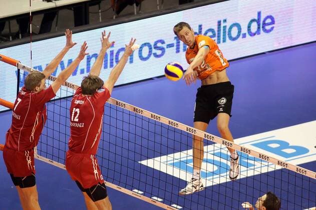 Berlin, Deutschland 16. Dezember 2012: 1. Bundesliga Volleyball 12 13 - Berlin Recycling Volleys vs. Generali Haching. Paul Carroll (Berlin) gegen den Block aus Jan Willem Snippe und Konstantin Shumov (Haching) sw