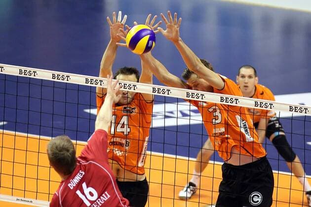 Berlin, Deutschland 16. Dezember 2012: 1. Bundesliga Volleyball 12 13 - Berlin Recycling Volleys vs. Generali Haching. Christian Dünnes (Haching) gegen den Block aus Tomas Kmet und Robert Kromm (Berlin) sw