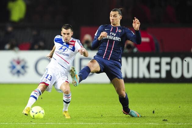 Zlatan Ibrahimovic (PSG) vs Anthony Reveillere (OL) FOOTBALL : PSG vs Lyon - Ligue 1 - 16 12 2012 JBAutissier Panoramic 