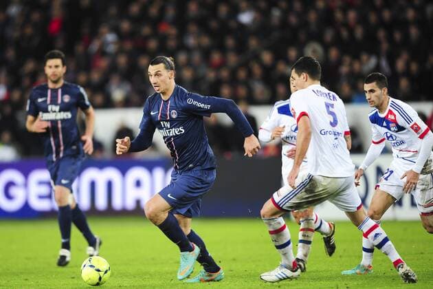 Zlatan Ibrahimovic (PSG) vs Dejan Lovren (OL) FOOTBALL : PSG vs Lyon - Ligue 1 - 16 12 2012 JBAutissier Panoramic 