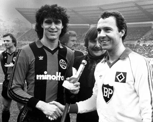 Eintracht Frankfurt - Hamburger SV 1:1 - Kicker Preisträger Bruno Pezzey (Frankfurt, li.) und Franz Beckenbauer (HSV)