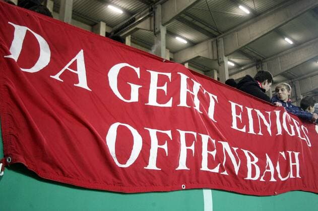 Fanplakat mit Schriftzug da geht einiges Offenbach Kickers Offenbach - Fortuna Düsseldorf, DFB-Pokal, Achtelfinale, Saison 2012 2013 Sparda-Bank-Hessen-Stadion am Bieberer Berg