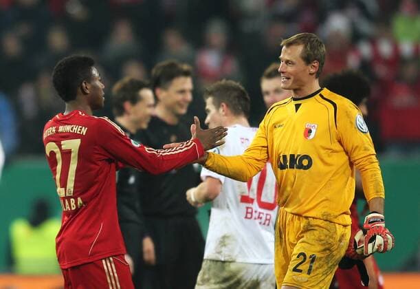 FUSSBALL - DFB Pokal, Augsburg vs Bayern AUGSBURG,DEUTSCHLAND,18.DEZ.12 - FUSSBALL - DFB Pokal, FC Augsburg vs FC Bayern München. Bild zeigt David Alaba (Bayern) und Alexander Manninger (Augsburg). 