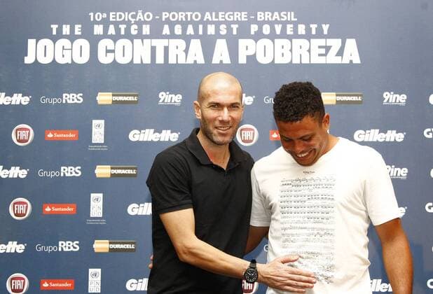 Former football players Zidane (L) of France and Ronaldo Nazario of Brazil attend a press conference prior to their participation in the 10th annual Match Against Poverty of the United Nations Development Program (UNDP) in Porto Alegre, Brazil, on Dec. 19, 2012. (Xinhua Fabio Berriel Agencia Estado) (py) BRAZIL-PORTO ALEGRE-UN-SOCCER-CONFERENCE 