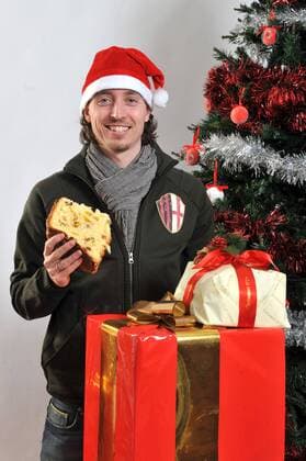 RICCARDO MONTOLIVO CON CAPPELLO BABBO NATALE E PANETTONE