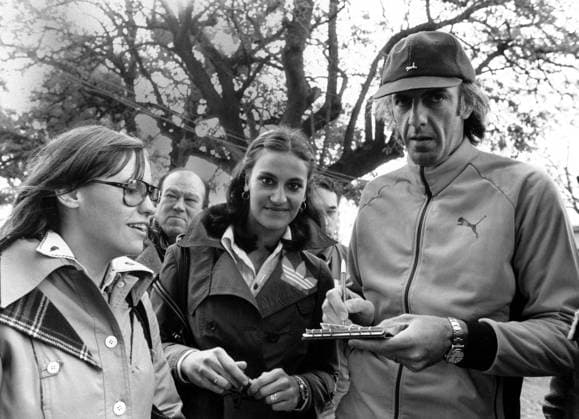Nationaltrainer Luis Cesar Menotti (Argentinien) gibt Autogramme