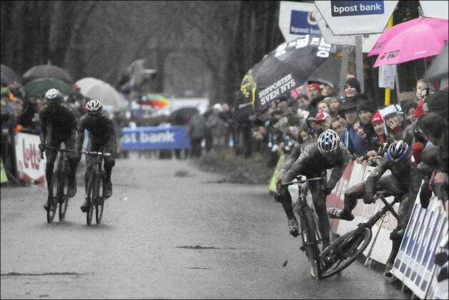 Zdenek Stybar pousse Jan Denuwelaere CYCLISME : GP Rouwmoer -cyclocross - 22 12 2012 PHOTONEWS PANORAMIC 