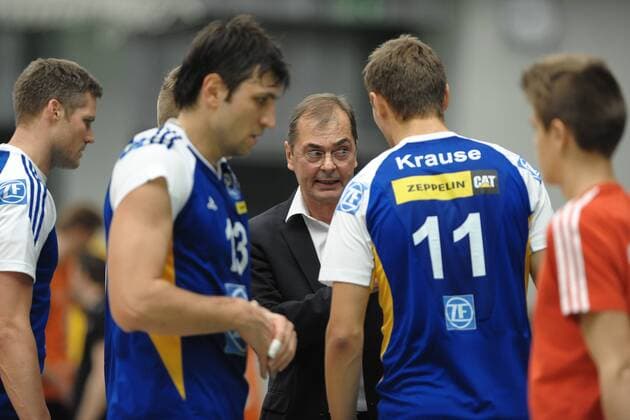 Trainer Stelian MOCULESCU (VfB Friedrichshafen) gibt Anwesiungen,.Links Ventzislav SIMEONOV (VfB Friedrichshafen), rechts Sebastian KRAUSE (VfB Friedrichshafen) Volleyball, 1.Bundesliga, Männer, VfB Friedrichshafen - Berlin Recycling Volleys, 22.12.2012