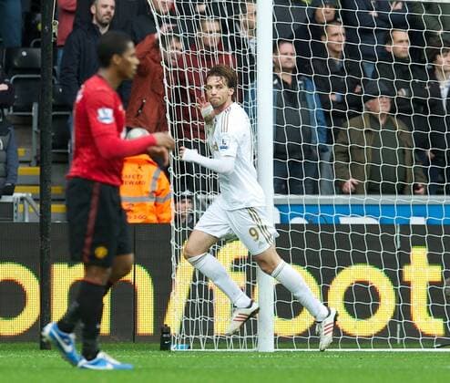 PROPAGANDA20121223 Football - soccer: Barclays Premier League, Swansea City FC - Manchester United FC, Swansea City s Miguel Perez Cuesta Michu celebrates scoring the first equalising goal against Manchester United during the Premiership match at the Liberty Stadium. (Hinweis: Verwendung nur in Deutschland, Österreich oder Schweiz - only Germany, Austria and Switzerland) xHOCHxZWEIx xPropagandax 