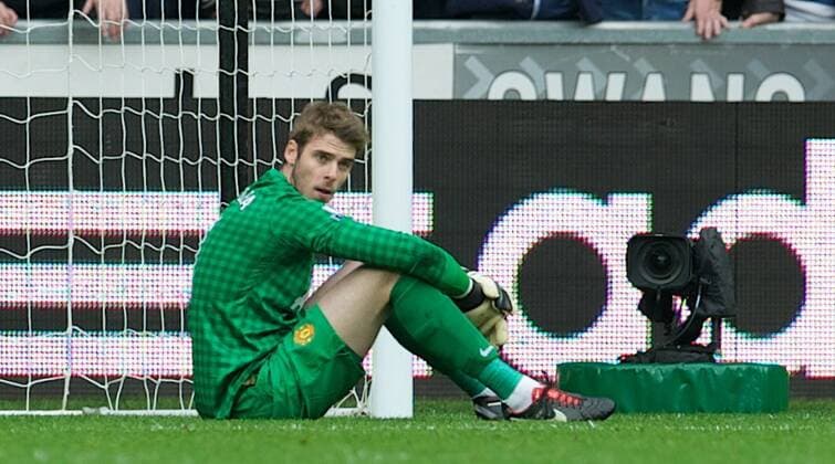 PROPAGANDA20121223 Football - soccer: Barclays Premier League, Swansea City FC - Manchester United FC, Manchester United s goalkeeper David de Gea looks dejected as Swansea City score the first equalising goal during the Premiership match at the Liberty Stadium. (Hinweis: Verwendung nur in Deutschland, Österreich oder Schweiz - only Germany, Austria and Switzerland) xHOCHxZWEIx xPropagandax 