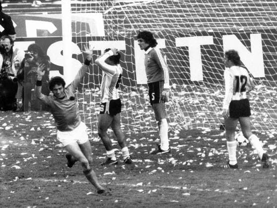 WM Finale 1978, Buenos Aires, Argentinien vs Niederlande: Dick Nanninga (Niederlande, li.) erzielt gegen Torwart Ubaldo Fillol das Tor zum 1:1