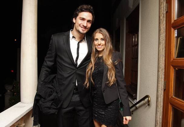 19.12.2012, Dortmund, Fussball, Borussia Dortmund feiert nach seine Weihnachtsfeier im Restaurant Piazza Navona in Dortmund. Mats Hummels (Dortmund) mit Freundin Cathy. Spielerfrau