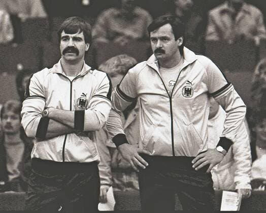 Aus Handball Länderspiel Deutschland - Ungarn am 30.01.1986 in der Stadionsporthalle in Hannover. Im Foto: Li. Heiner Brand und Simon Schobel