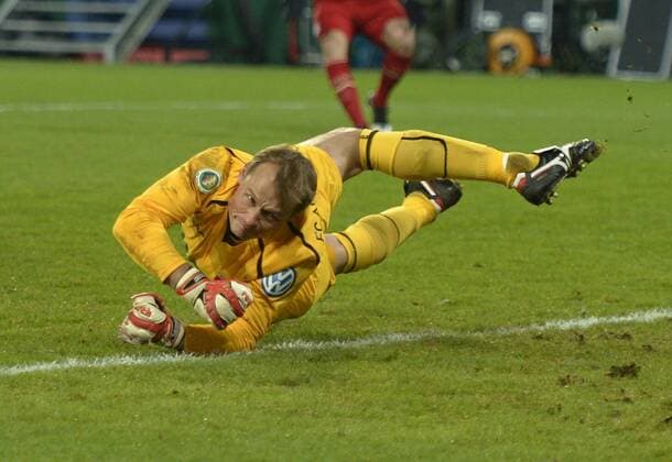 18.12.2012, Fussball DFB-Pokal 2012 2013, Achtelfinale, FC Augsburg - FC Bayern München, in der SGL-Arena Augsburg. Torwart Alexander Manninger (Augsburg) fliegt durch den Strafraum.