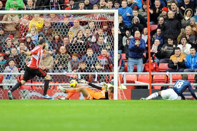 Football - 2012 2013 Premier League - Sunderland vs. Tottenham Hotspur Simon Mignolet (Sunderland) makes a great save from Jermain Defoe (Spurs) at the Stadium of Light 