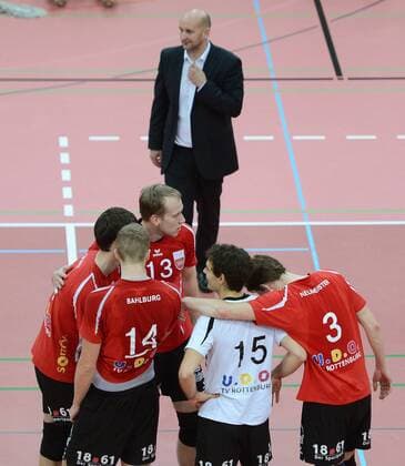 Volleyball DVV Pokal Halbfinale Saison 2012 2013 TV Rottenburg 1-3 Moerser SC 29.11.2012 Enttäuschung TV Rottenburg; Hans Cipowicz, Rene Bahlburg, Markus Pielmeier, Willy Belizer, Michael Neumeister (v.li.) und Trainer Hans Peter Müller Angstenberger (oben) 