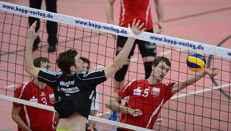 Volleyball DVV Pokal Halbfinale Saison 2012 2013 TV Rottenburg 1-3 Moerser SC 29.11.2012 Hans Cipowicz (re, TV Rottenburg) gegen Henning Wegter (li, Moerser SC) 