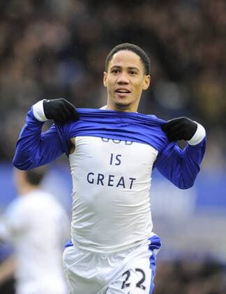 Steven Pienaar of Everton celebrates scoring the first goal - Barclays Premier League - Everton vs Chelsea - Goodison Park Stadium - Liverpool - 30 12 12 - Picture Simon Bellis Sportimage EDITORIAL USE ONLY. No use with unauthorised audio, video, data, fixture lists, club league logos or live services. Online in-match use limited to 120 images, no video emulation. No use in betting, games or single club league player publications.