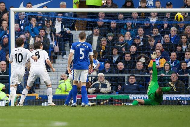 Football - 2012 2013 Premier League - Everton vs. Chelsea Frank Lampard of Chelsea scores the winning goal at Goodison Park 