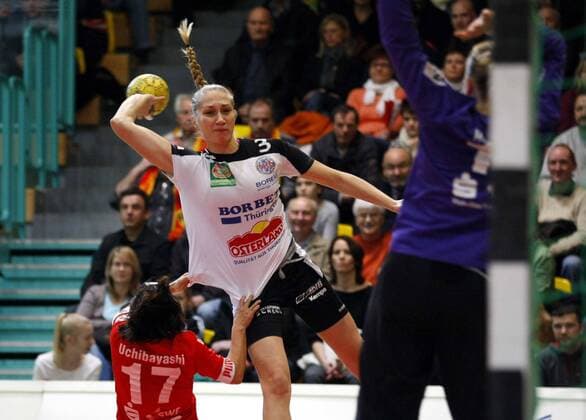 Frankfurt Oder, 30.12.2012 Sport, Handball, 1. Bundesliga, Frauen, Saison 2012 13, FHC Frankfurt Oder (HCL) vs Thüringer HC (THC) (vl) Emi Uchibayashi (FHC), Nadja Nadgornaja (THC) und Melanie Herrmann (FHC)