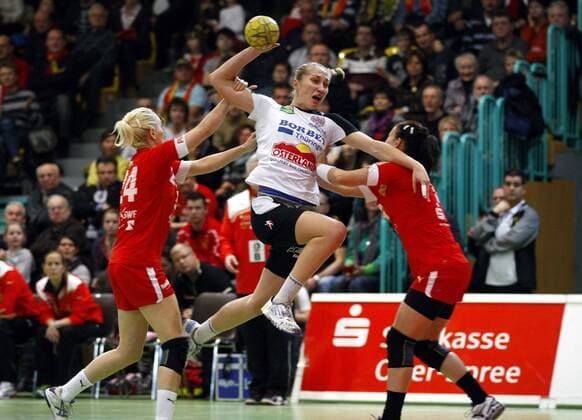 Frankfurt Oder, 30.12.2012 Sport, Handball, 1. Bundesliga, Frauen, Saison 2012 13, FHC Frankfurt Oder (HCL) vs Thüringer HC (THC) (vl) Nadine Rost (FHC), Nadja Nadgornaja (THC) und Anne Jochin (FHC)