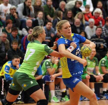 Im Zweikampf Nicole DINKEL (FRISCH AUF! Göppingen) links und Anne HUBINGER (HC LEIPZIG) FRISCH AUF! Göppingen, (Saison 2012 2013), 30.12.2012 FRISCH AUF! Göppingen vs. HC Leipzig, EWS-Arena Nördliche Ringstr. 87 73033 Göppingen 121230 2012